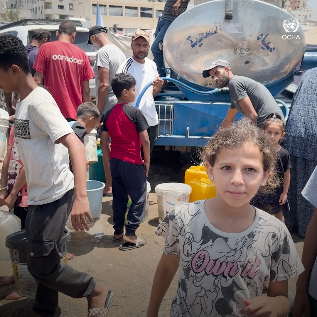 People in #Gaza are starving. And they are desperate for clean water. Relentless attacks have destroyed vital water facilities. Without fuel, water can't be provided, depriving people of their most basic means to survive. Dying of hunger and thirst must not be normalized.