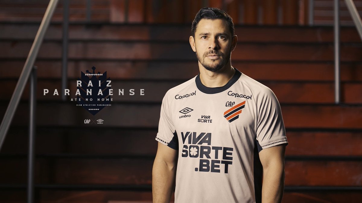 Não é uma camisa. É um estado de espírito. Não veste o corpo. Veste a memória. Não é só Athletico. É Paranaense. 🌪️ Garanta a sua no e na Loja Furacão, localizada na Arena da Baixada. #RaizParanaense