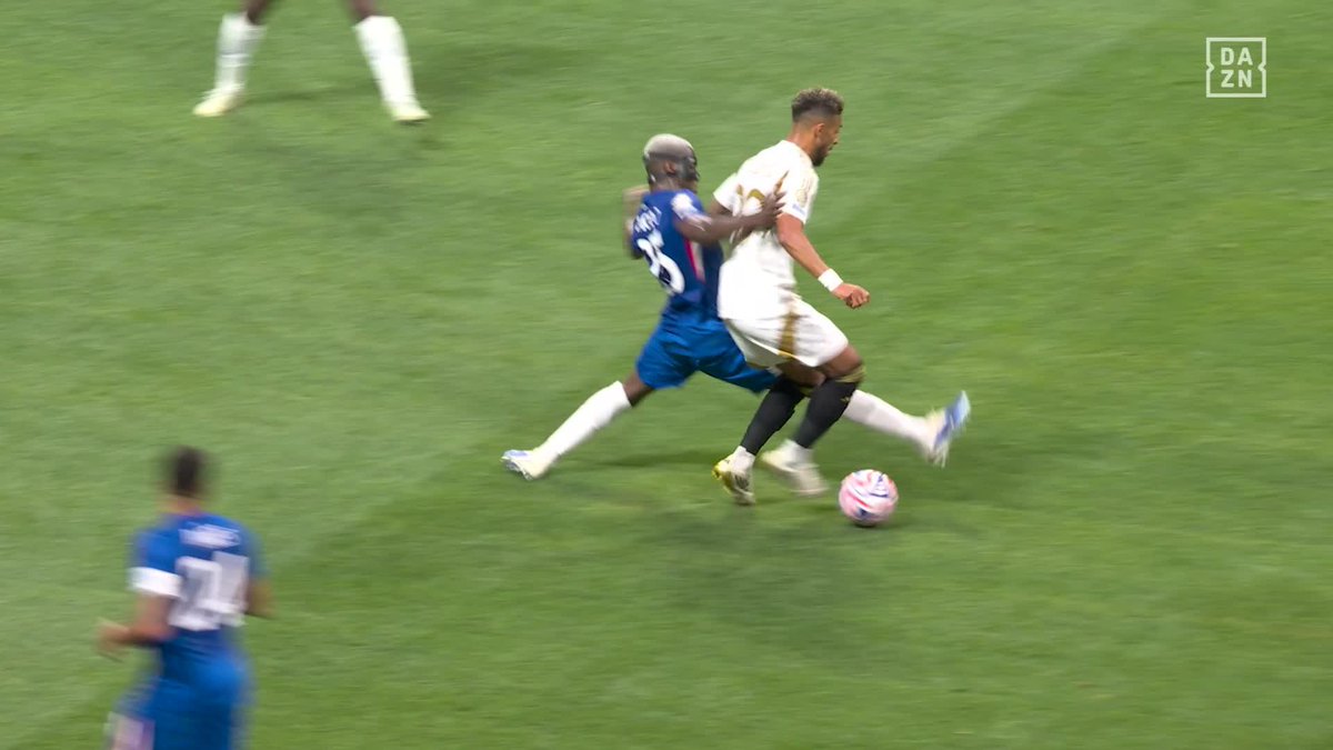 Ref gave this as a foul btw😂
