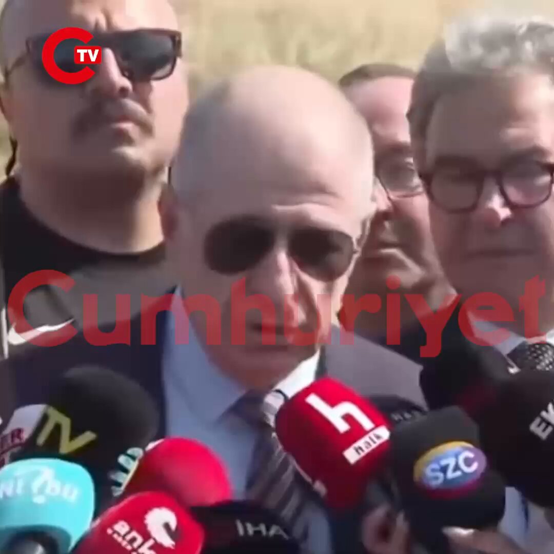 Ümit Özdağ: Cezaevi çıkışında ilk yapmak istediğim camide şükür namazı kılmaktı ama jandarma izin vermedi. Cami kalabalık olur diye engellediler. Camide kalabalığın bir sıkıntısı yok aslında. Neden itiraz ettiler, anlamadım.
