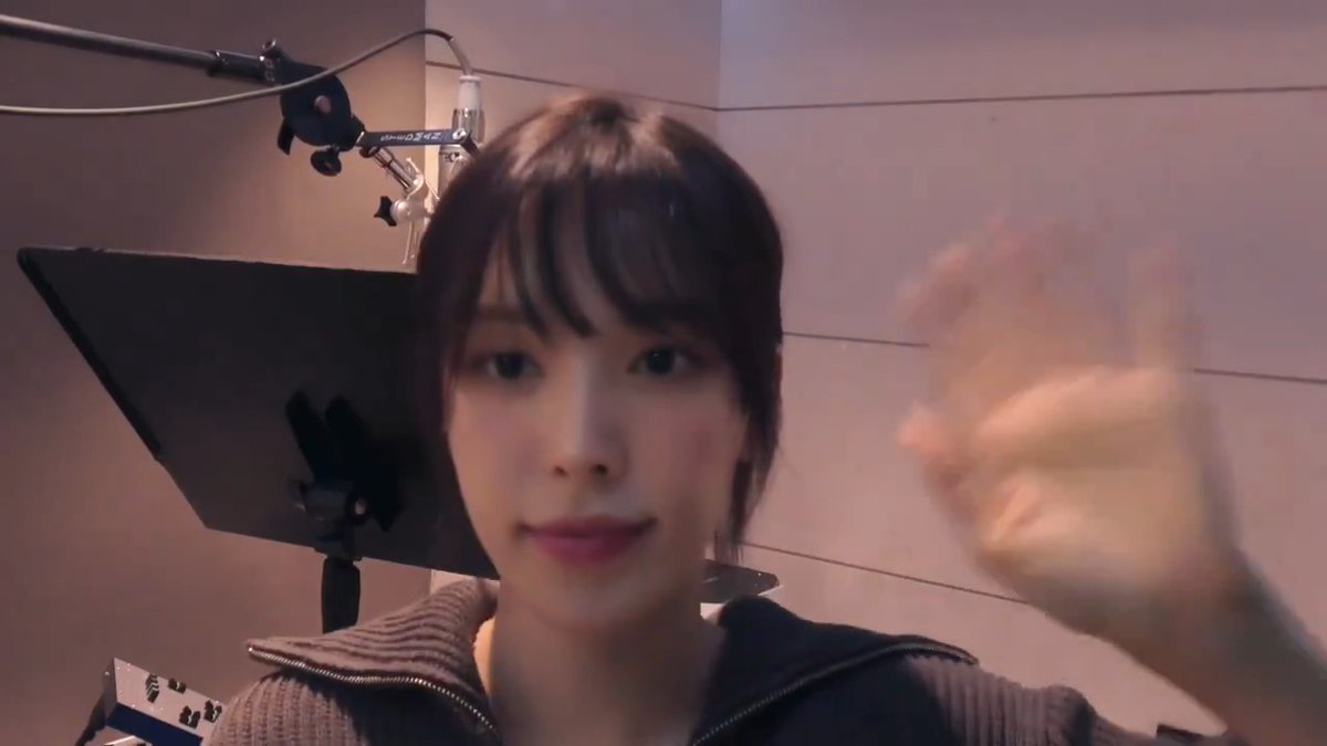 tiap recording produser illit sering ngasih liat video wendy ke member buat dijadiin contoh nyanyi yg bener 🥺 bahkan lintas agensi jadiin beliau panutan, tapi lihat wendy di ruang recording tuh emang terlalu keren si