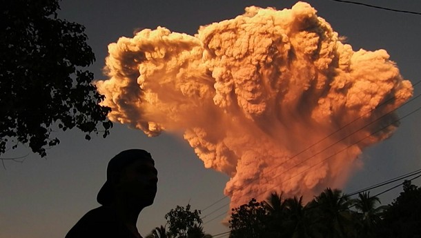 VIDEO: 🇮🇩 Indonesia volcano spews colossal ash tower, alert level raised Mount Lewotobi Laki-Laki on the tourist island of Flores in eastern Indonesia erupted at 5:35 pm local time (0935 GMT) on Tuesday. There were no immediate reports of damage or casualties