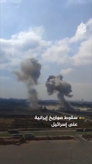 رواد منصات التواصل يتداولون صورا لما قالوا إنها صواريخ إيرانية تسقط على مواقع تابعة للجيش الإسرائيلي