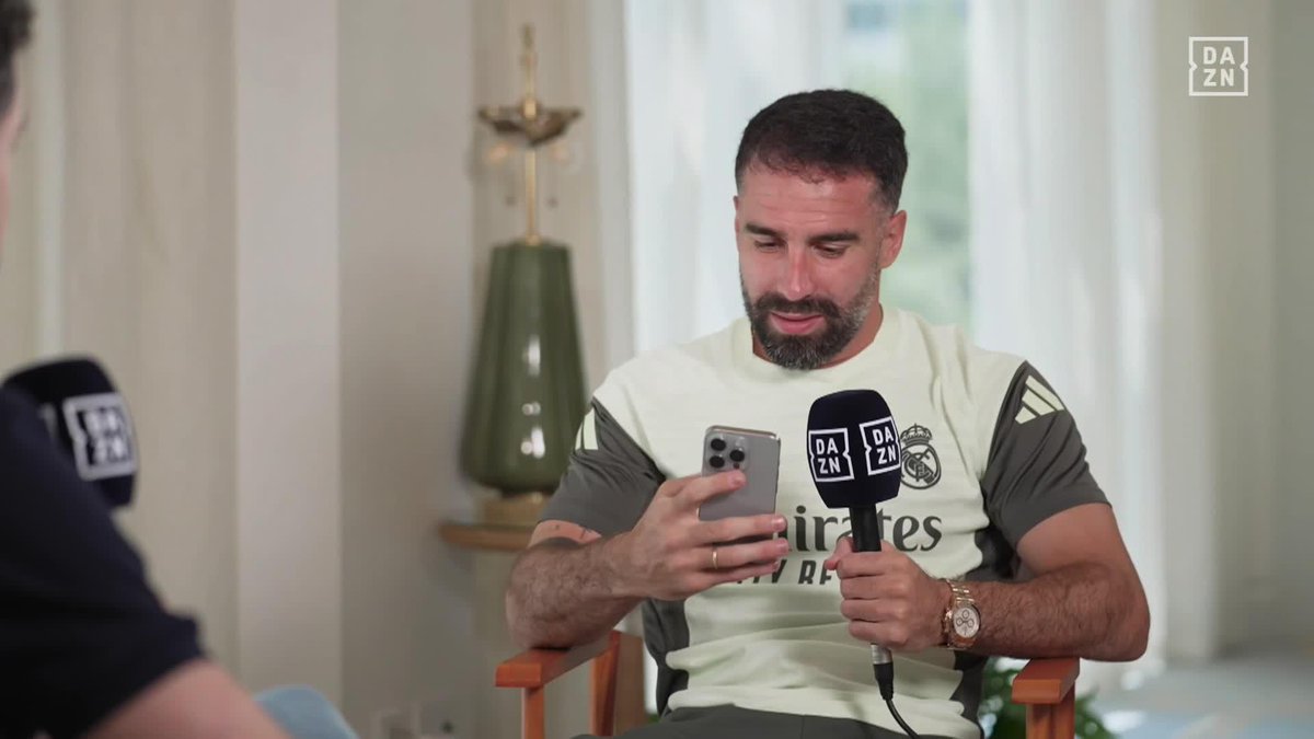 Menuda sorpresa le ha dado Sergio Quirante a Dani Carvajal Ramos 🎁😍👏 FIFA Club World Cup | Todos los partidos gratis en | #FIFACWC #TakeItToTheWorld