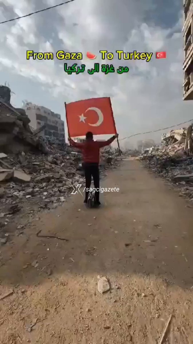 🇹🇷 Türk Beklenendir, Türk, yolu gözlenendir! Gazze’de Türk bayrağı açarak gezen bir çocuk…