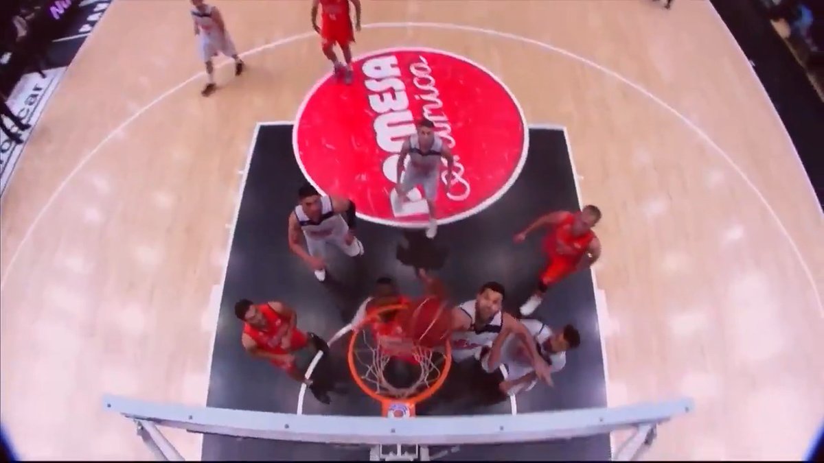 Este momento es historia del Valencia Basket. Romain Sato es historia del club y va a venir a la Fonteta. Yo dejaría que se lleve ese aro de vuelta a su casa.