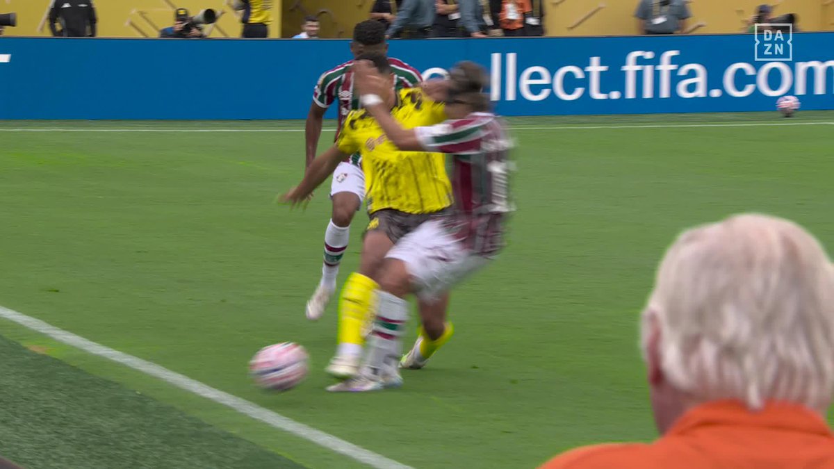 El primer balón que ha tocado Jobe Bellingham con el Borussia Dortmund... ha terminado con Fluminense pidiendo tarjeta amarilla 😱 FIFA Club World Cup | Todos los partidos gratis en | #FIFACWC #TakeItToTheWorld
