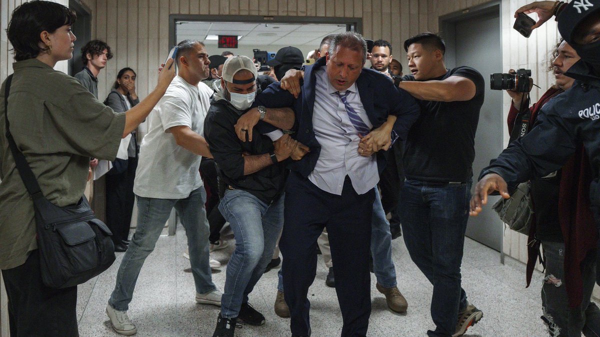 WATCH: NYC Comptroller Brad Lander is handcuffed and detained by ICE agents while escorting immigrants from immigration hearings. 👇