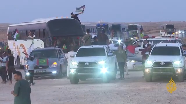 بعد منع قوات اللواء المتقاعد خليفة حفتر تقدمها نحو الحدود البرية بين ليبيا ومصر.. قافلة الصمود لكسر الحصار عن غزة تقرر العودة إلى #تونس والجزائر | تقرير: أحمد خليفة #الأخبار #حرب_غزة
