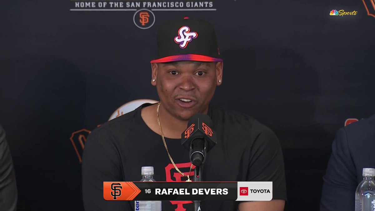 It's safe to say Rafael Devers is happy to be a Giant ... and to meet Barry Bonds 🤝
