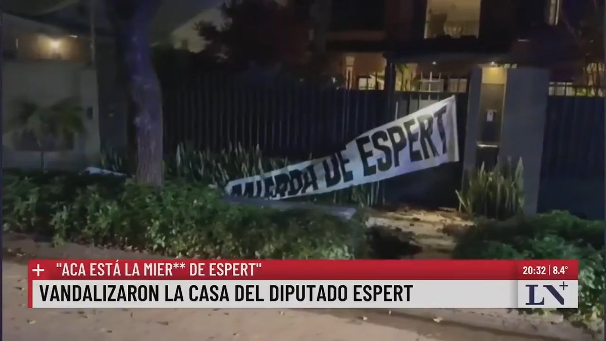 🔹 Vandalizaron la casa del diputado Espert. Militantes kirchneristas arrojaron excremento de caballo en la puerta de su casa y colgaron un pasacalles que dice: "Acá está la mier** de Espert". 📍 Lo cuenta @luisgasulla en #MásNación