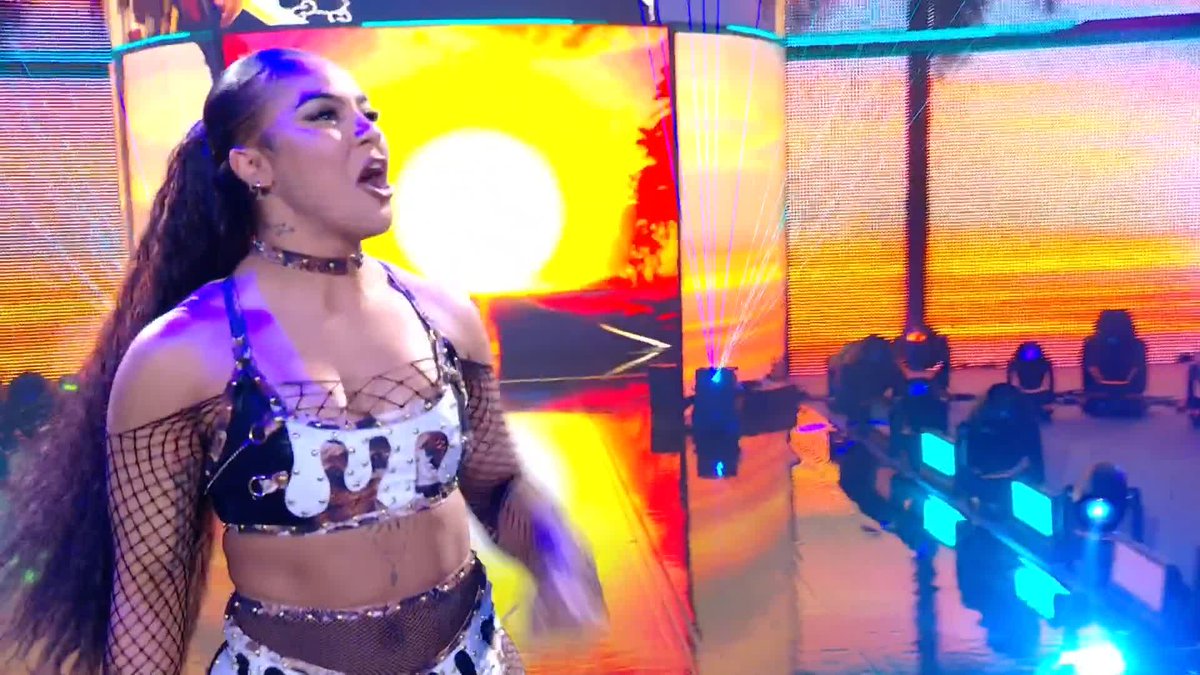 🔥 HOT START 🔥 THEA HA!L just blindsided 𝙹 and we are ROLLING! 👊 #WWENXT