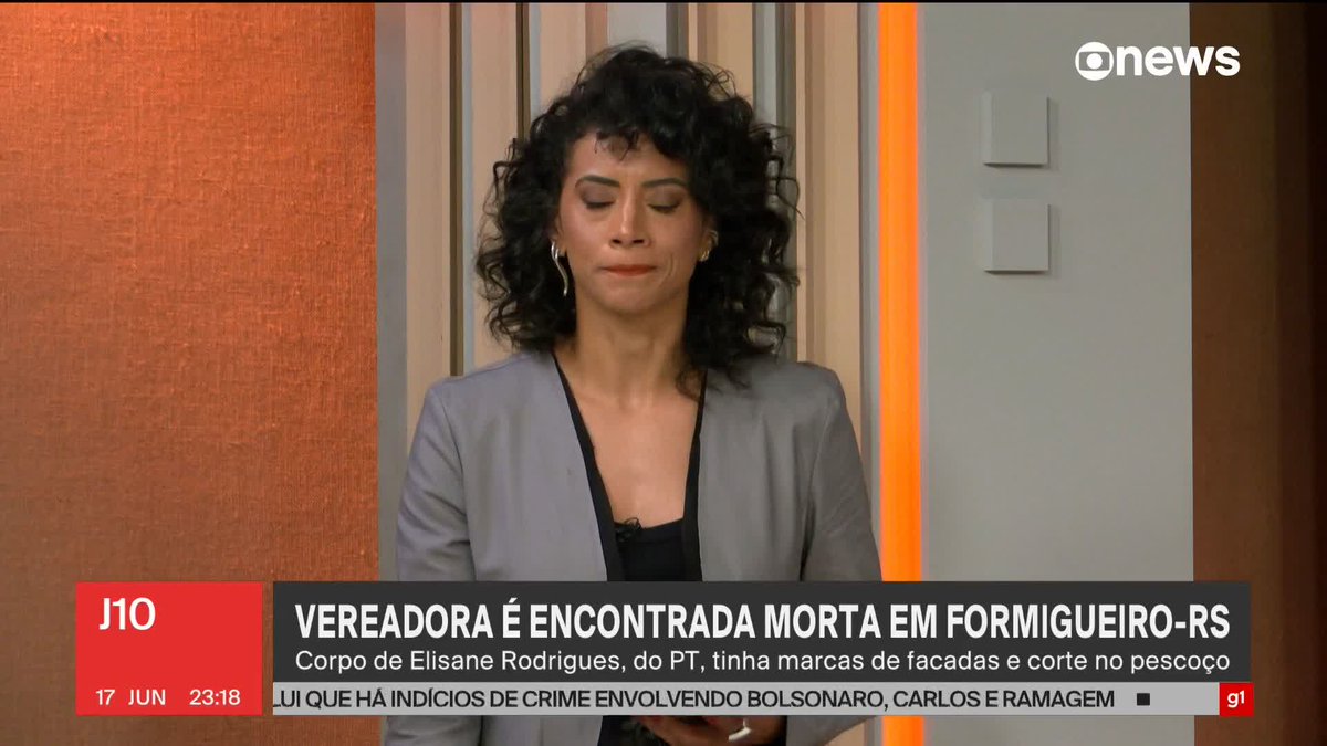 A única vereadora mulher da cidade de Formigueiro, no Rio Grande do Sul, foi encontrada morta com sinais de violência. A polícia diz que ela sofreu diversas facadas e um corte profundo no pescoço. ➡️ Assista ao #J10 na #GloboNews: