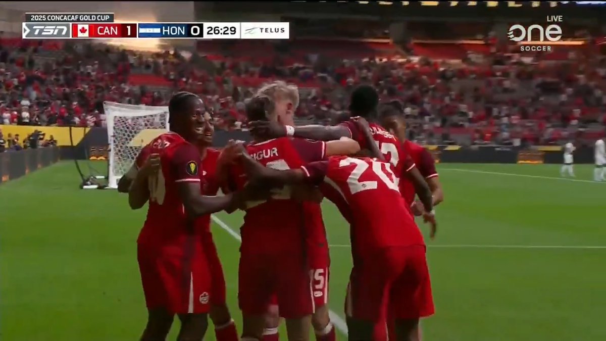 GOAL 🇨🇦 NIKO SIGUR SCORES HIS FIRST FOR THE #CANMNT 😎 Canada go up 1-0 over Honduras with a smooth give-and-go, finished perfectly 💪 🔴 Watch Gold Cup on OneSoccer & TSN