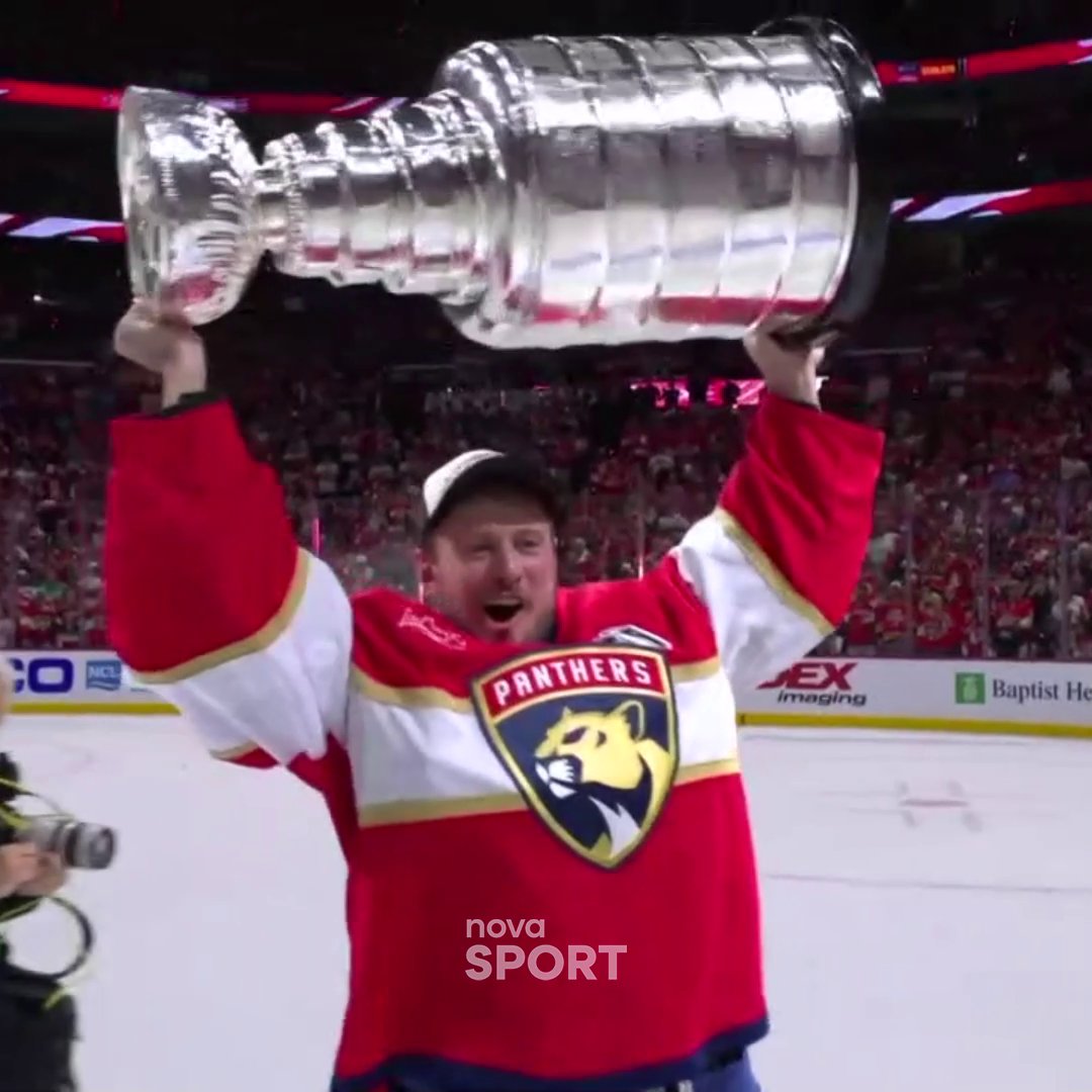Tomáš Nosek si mohl užít svou chvíli s pohárem jako čtvrtý v pořadí a hned poté #StanleyCup předal Vítku Vaněčkovi. 🇨🇿❤️ Nova Sport Florida Panthers #Nosek #Vanecek #TimeToHunt
