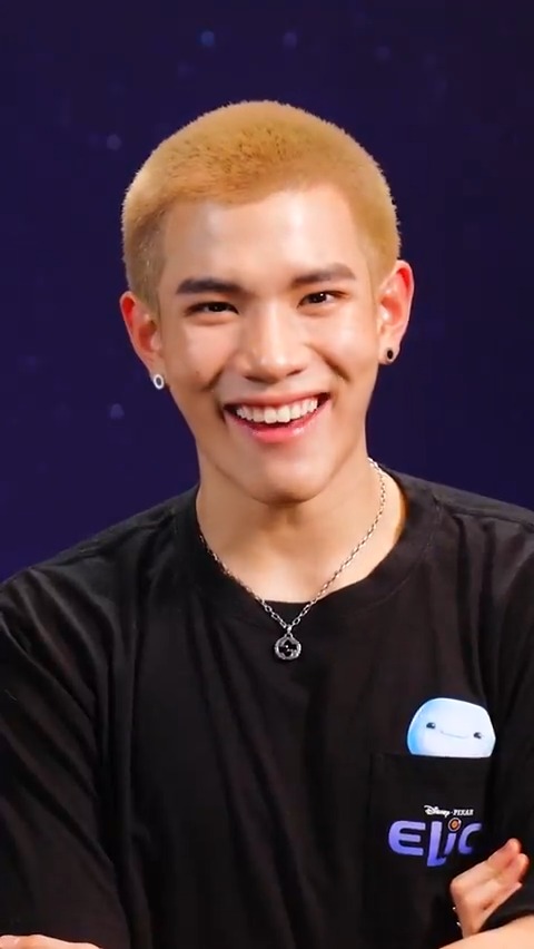 มาาดู ‘โฟร์ท’ โชว์ลีลาการให้เสียงตัวละครในเรื่องกันดีกว่า~👽💫 กับบทตัวละครที่คุณต้องไปดูในโรงฯเท่านั้น! มาตะลุยนอกโลกค้นพบมิตรภาพ Disney and Pixar’s Elio พรุ่งนี้ ในโรงภาพยนตร์🛸 ซื้อตั๋วล่วงหน้าได้เลยที่ SF: Major: #ElioTH