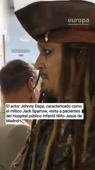 El actor Johnny Depp, caracterizado como el mítico Jack Sparrow, visita a pacientes del Hospital público Infantil Niño Jesús de Madrid