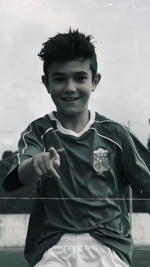 "Dixen que hai que ver a este rapaz". 🩵 Alejandro Lago, home da casa e parte das categorías inferiores do RC Celta, foi quen viu antes ca ninguén o talento de Angelito. 📺 Xa podes ver a serie completa en