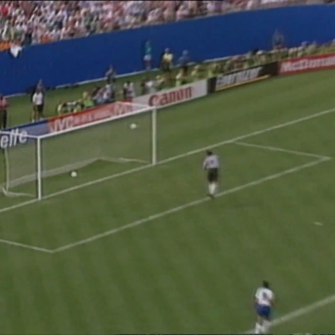 3️⃣1️⃣ years ago today... The Boys in Green picked up their first ever World Cup finals victory with a famous 1-0 win over Italy in front of 75,000 fans at Giants Stadium, New York 🤩☘️