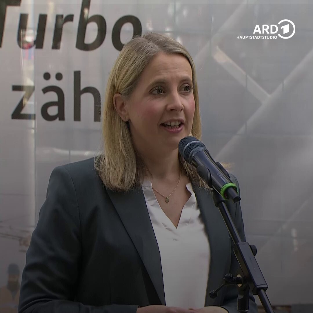 „Es ist schnell, aber nicht kopflos“ verkündet Bauministerin Verena Hubertz. Das Bundeskabinett stimmt ihrem „Bau-Turbo“ zu. Finanzminister Lars Klingbeil 🇪🇺 unterstreicht: „Wir werden als Bundesregierung massiv in den Bau neuer Wohnungen investieren.“