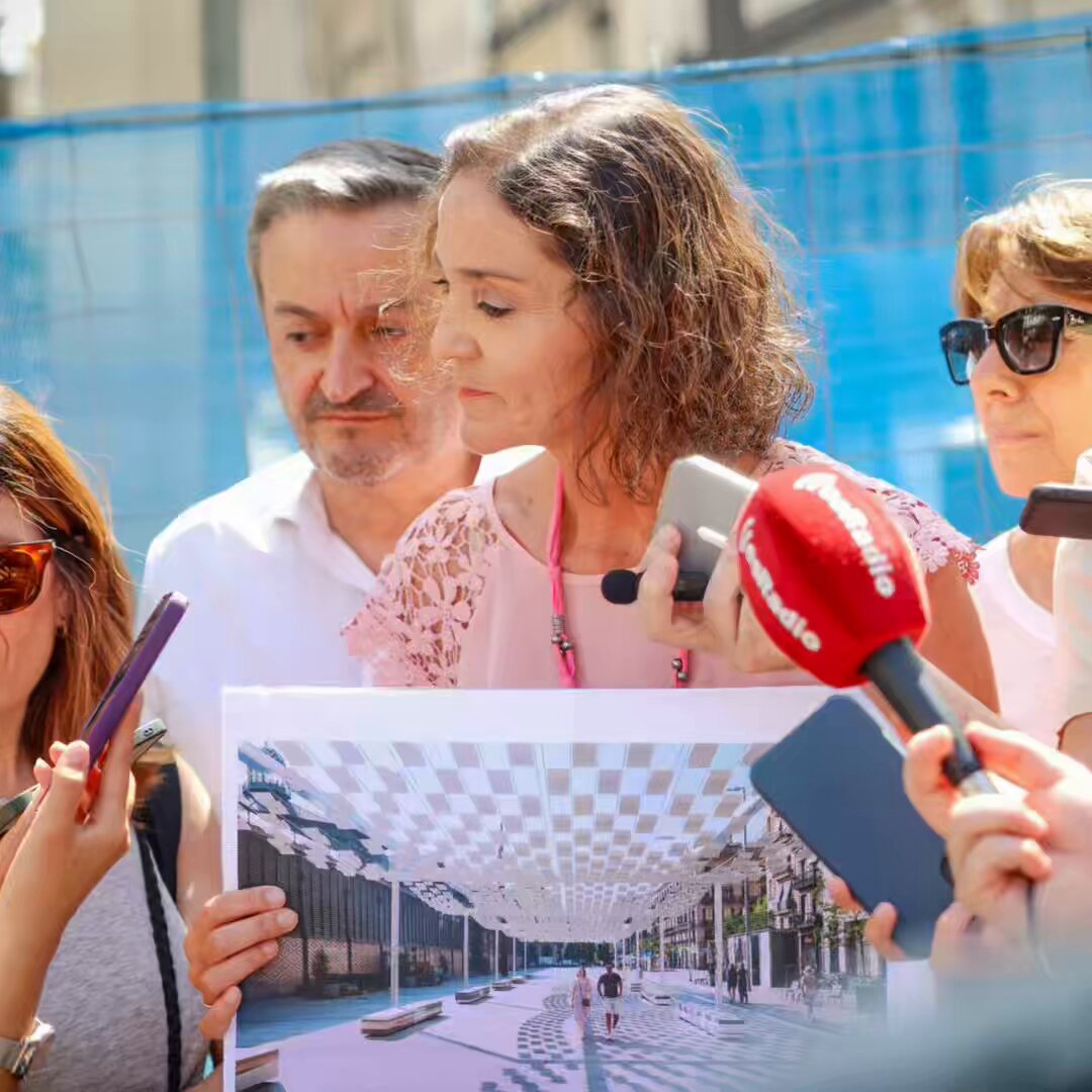 Los toldos de Sol no es una solución ni buena, ni bonita, ni barata. Solo dan sombra a una pequeña parte de la plaza por millones de euros. Desde el PSOE en Ayto Madrid proponemos un proyecto alternativo para estas plazas duras de la ciudad: creación de sombras efímeras. Más bonito, más barato y sin estropear el paisaje urbano de la capital.