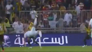 Me estoy viendo vídeos de Omar Al-Somah, el delantero sirio del Wydad, y este enfermo tiene una colección de peparros que te firmaría el mismísimo Adriano del PES.