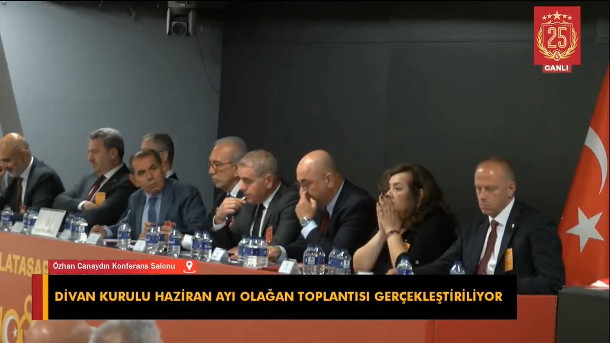 Ayhan Özmızrak: "Denetim Kurulu raporunda, Florya'dan aldığımız arazinin kredi borcu son üç ay içinde ödendi' dedi." Dursun Özbek: "Yalan yahu." Ayhan Özmızrak: "Geçen ay Denetim Kurulu'ndan Ömer Çirkin, 'son üç ay ödedik' dedi." Dursun Özbek: "Sen gelip bana sorabilirsin." Ayhan Özmızrak: "Ben size sormam. Denetim Kurulu'na güvenmeyeceğim de kime güveneceğim?" Dursun Özbek: "Soru soran sensin. Aldığımız arsanın tamamını ödedik. 7-8 ay oldu, ödedik!"