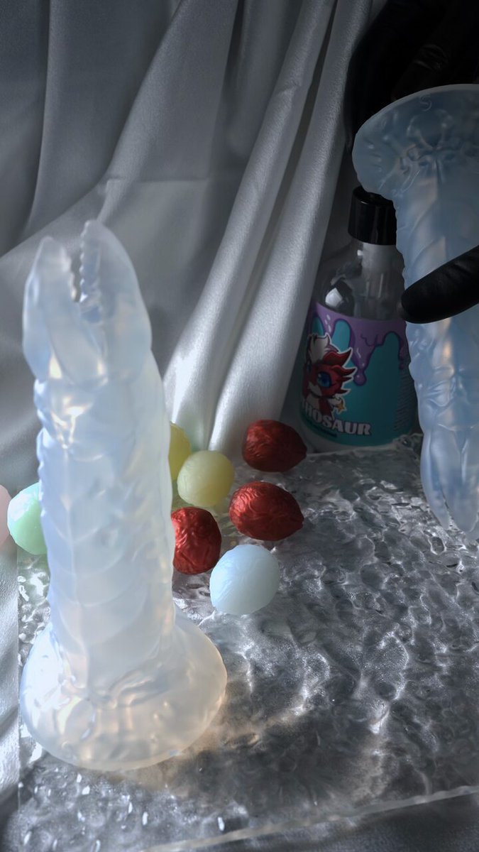 透明的顏色能清楚的看到產卵過程，被寄宿的感覺十分強烈，身體裡面充滿了卵。 腦子裡面只有已被建立契約的慌亂以及享受？ #幻龍 #產卵器 #趁年輕玩點色