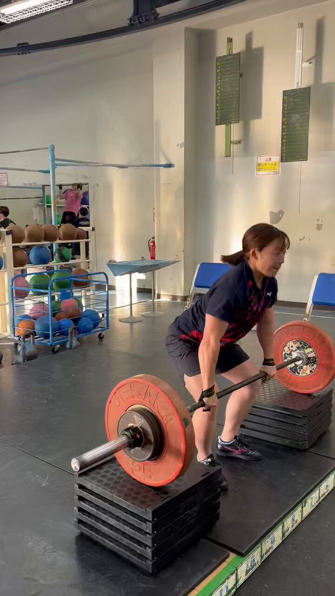 下手くそクリーン🏋️ 何年やっても上手くならない… なんでクリーンって重く感じるの笑 けど90kg×6回でセット組めるようにはなった💪🏻 まだ3セット目で元気な時！ こんなにニヤニヤしていたとは😂