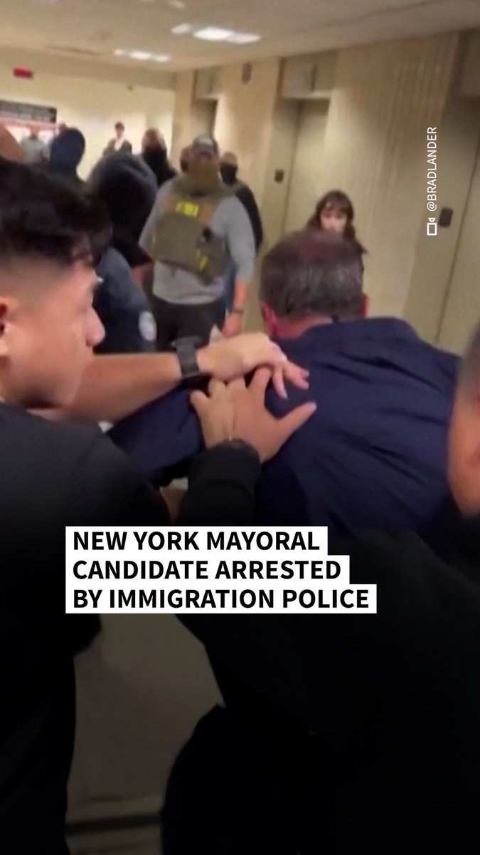 VIDEO: 🇺🇸 New York mayoral candidate arrested by immigration police Immigration police handcuffed Brad Lander at a Manhattan court after he sought to assist migrants threatened with deportation under President Donald Trump's campaign targeting undocumented people #AFPVertical