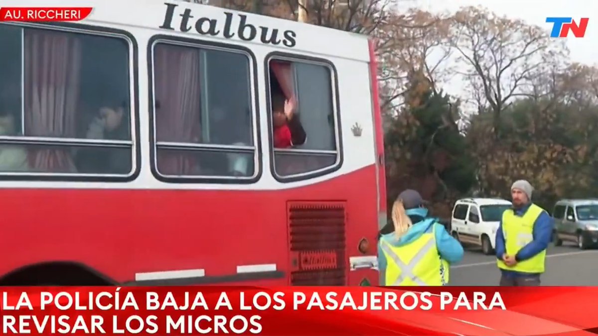 "Planetario": Por el micro escolar que detuvo la Policía durante los controles ante la marcha en apoyo a Cristina Kirchner