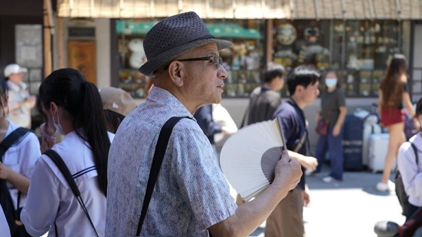 VIDEO: 🇯🇵 Heatstroke alerts issued in Japan as temperatures soar Japan's meteorological agency has issued heatstroke alerts for parts of the country as temperatures near 40 degrees Celsius, with hundreds hospitalised and more extreme heat forecast in the coming days