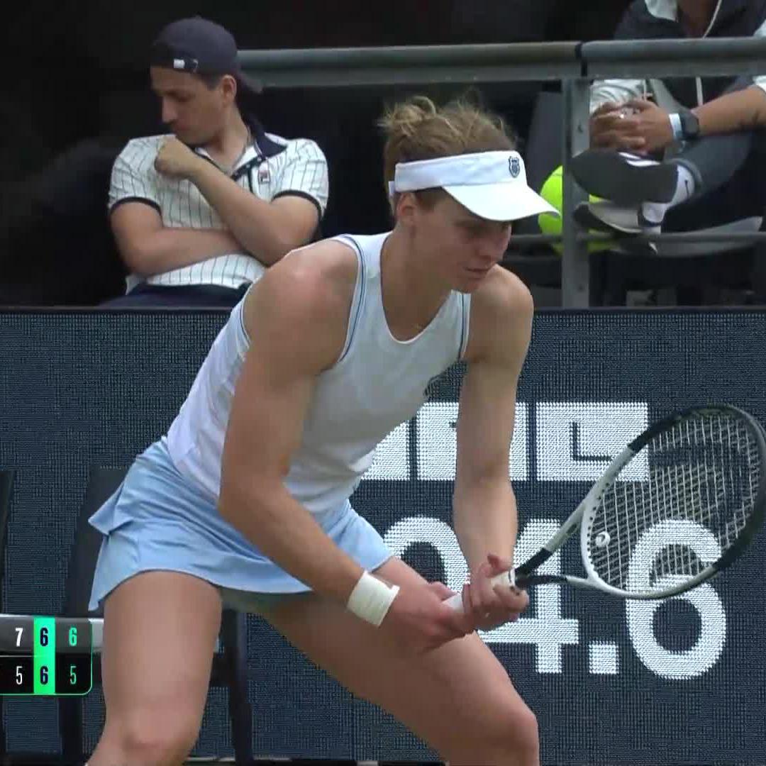 LA CHAMPIONNE TOMBE À BERLIN ❌ Pour son premier match sur gazon après sa défaite contre Loïs Boisson à Roland-Garros, Jessica Pegula s’incline après 3h21 de combat (6-7, 7-5, 7-6). 🤯 Liudmila Samsonova a sauvé DEUX BALLES DE MATCH afin de s’imposer. 🛡️