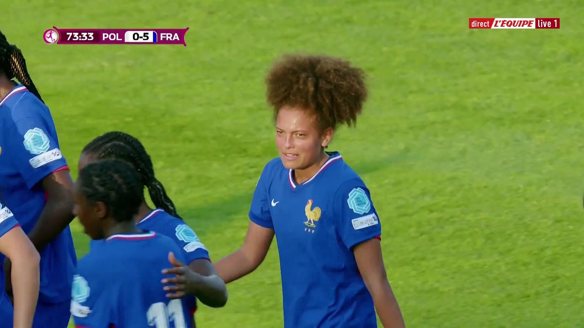 Le joli coup-franc direct d'Ornella Graziani pour le cinquième but des Bleues face à la Pologne ! #lequipeFOOT