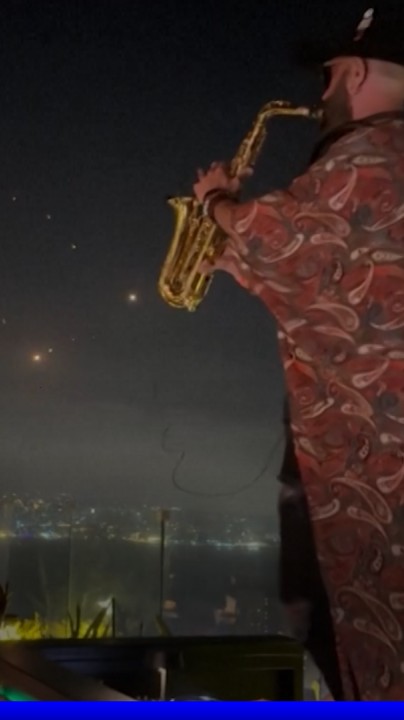 🎷 Un saxophoniste libanais continue de performer alors que des missiles se précipitent sur Israël