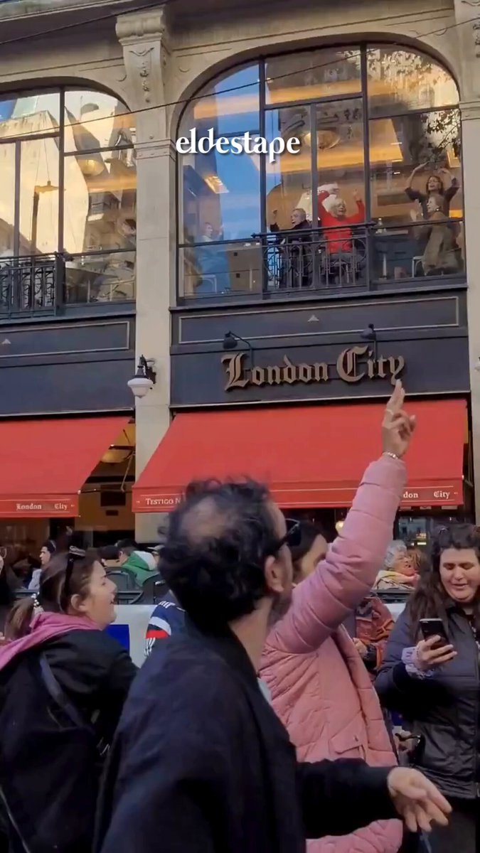 ❗️ A metros de Plaza de Mayo, personas dentro de la confitería 'London City' dieron su apoyo a Cristina Kirchner. Aguz ✨️🇦🇷 📹