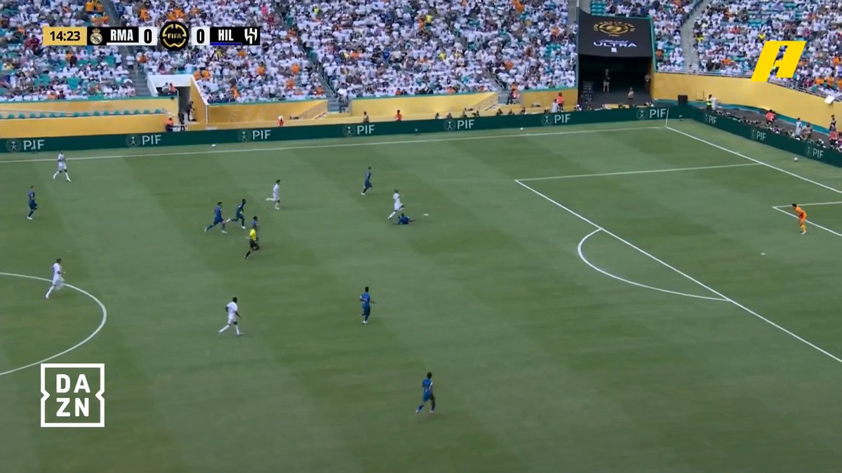 فينيسيوس يتحايل.. والحكم ينذره🟨 #الهلال_ريال_مدريد #FCWC25 #RiyadhSeason