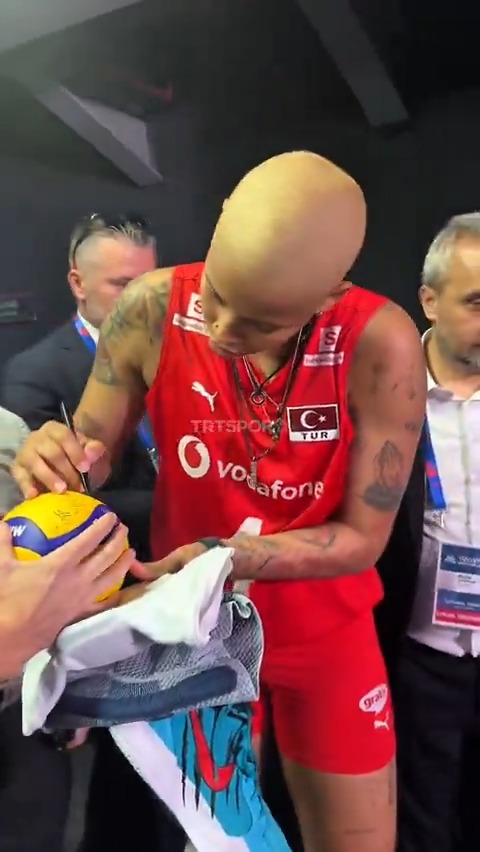 Bu da İstanbul hatırası olsun. 🙃 #FileninSultanları, VNL İstanbul etabının ilk maçının ardından "galibiyet hatırası" için uzattığımız topu imzalıyor. 🏐✍ #TRTSporDijital
