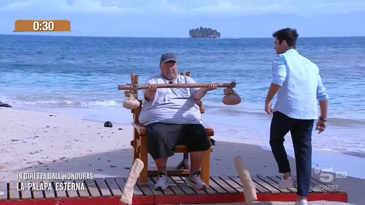 Mario supera la prima prova: sorreggere un peso per 30 secondi 💪 #Isola