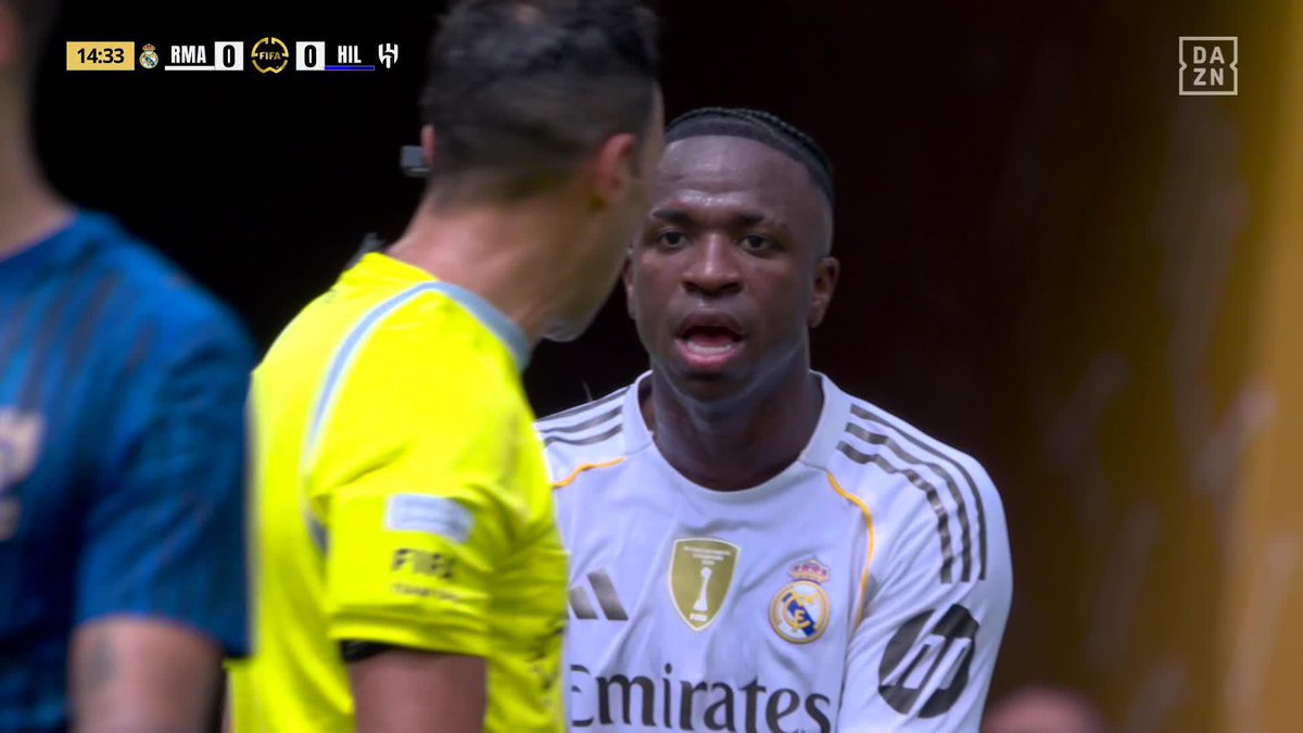 Vinicius Jr dihadiahi kartu kuning setelah mencoba diving. 😹 🎥 DAZN España
