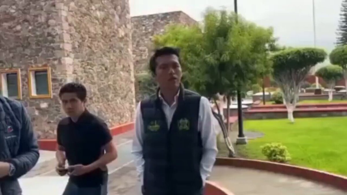 Los reporteros creían que llevaban una bomba contra el alcalde de Tolimán, #Querétaro, Alejo Sánchez de Santiago. El Rolex resultó ser un QyQ que en Mercado Libre anda en 599 pesos . Quedaron 🤡