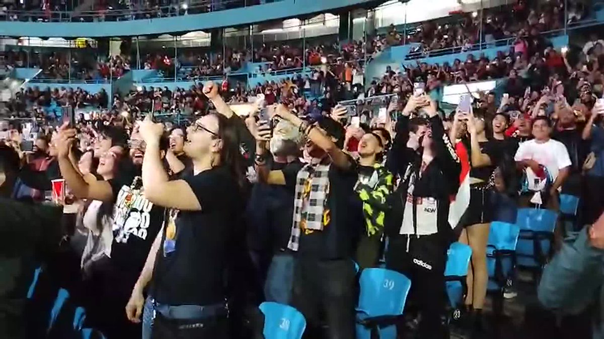 NO LOS JUZGO, TAMBIEN CANTÉ 😅 #AEWGrandSlamMexico | La Arena México se unió a una sola voz con "Me Muero" durante la salida de Místico. Observen la reacción de los fans, quienes no dejaron de cantar un solo minuto. #AEWxFSMX