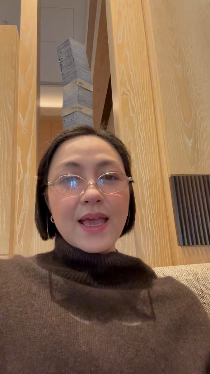 แม่ก้อย : ขอบคุณแฟนๆทุกคนน้า น้องออม : แก๊สมากกกกก คำถามคือแก๊สแปลว่าอะไร กุเห็น 2 ความหมายตอนนี้ระหว่าง ‘ตลกมาก’ กับ ‘แก่มาก’ ภาษาไทยไม่ได้ยากแค่กับอินเตอร์แฟนค่ะ กุคนไทยก็ตามไม่ทัน มีใหม่ทุกวัน 55555555555