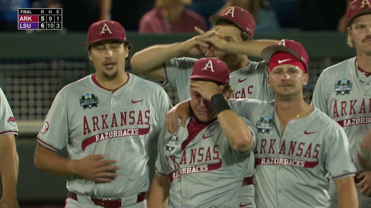 Arkansas players consoling each other after losing to LSU in the MCWS ❤️