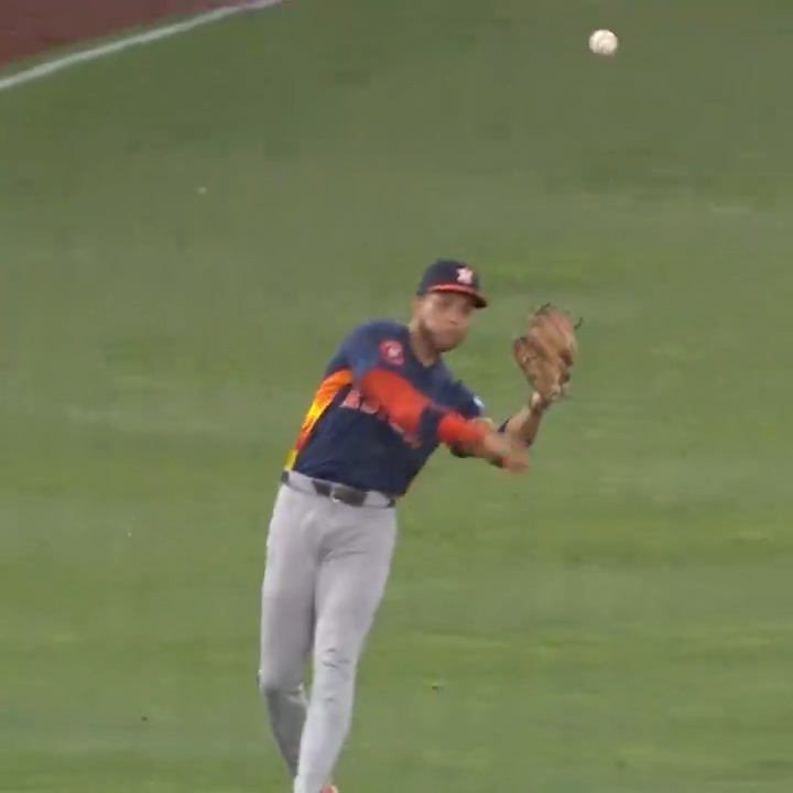 Jeremy Peña with an incredible jump throw to get the out! 🔥