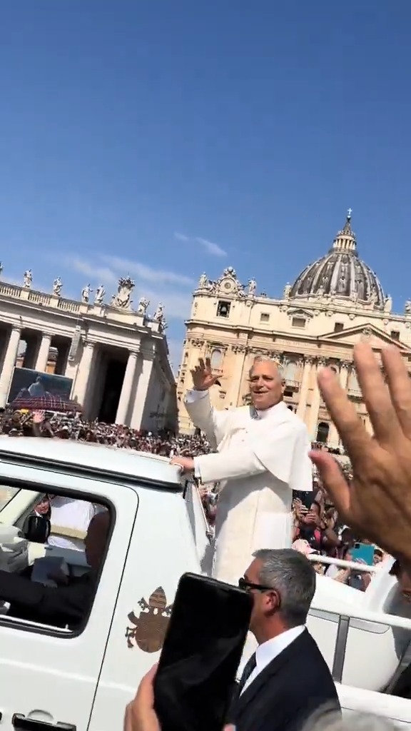 Pope Leo joined in on the White Sox chants 😂🗣️ He got HYPED at the end 👏 (via clashroyal3/TT)