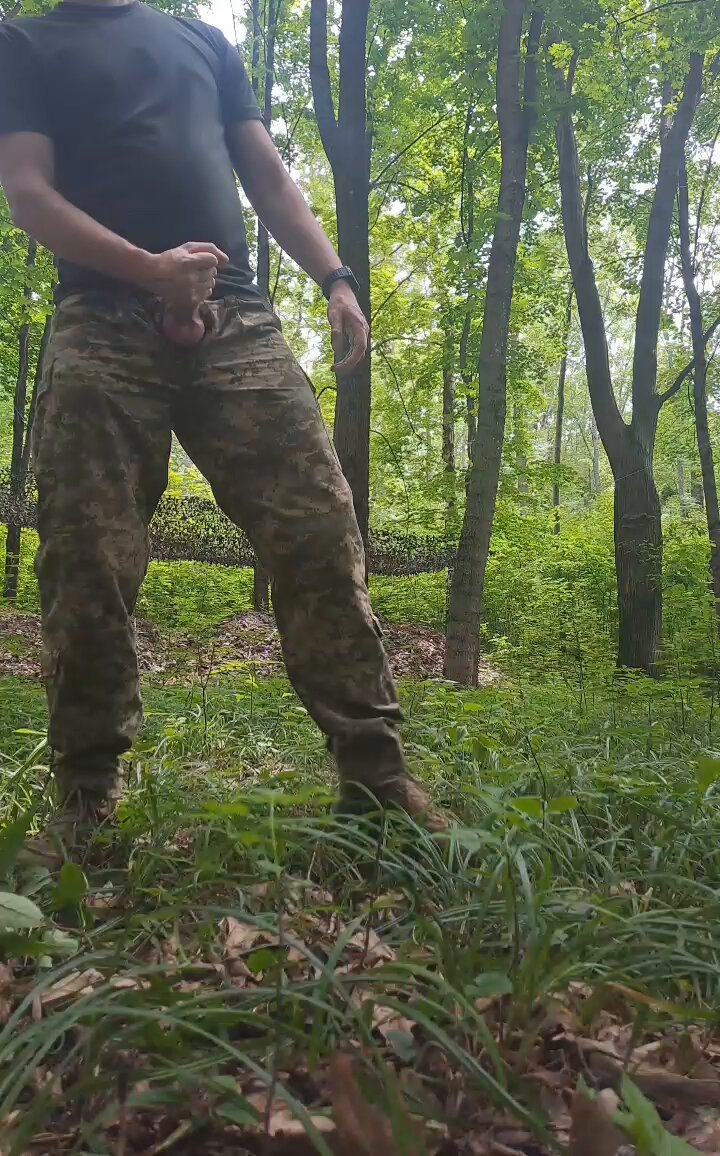 Знову працюємо, знову нарізають задачу за задачею... А Я ТУПО ХОЧУ ЇБАТИСЬ!!! Так і живемо #gay #horny #army #outdoor #bigdick
