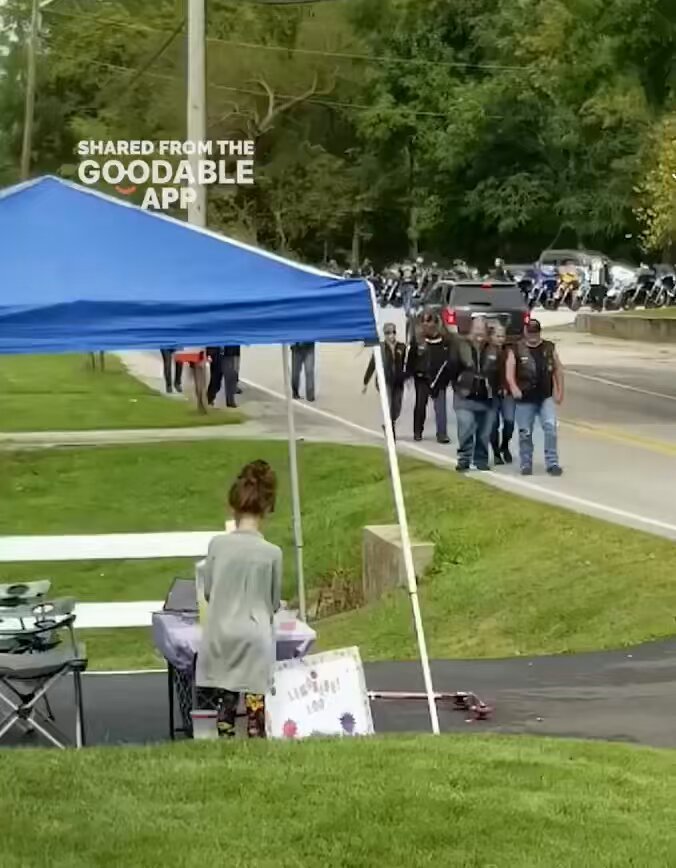 An 8-year-old girl was riding with her mom when they saw bikers crash. The mom, a nurse, quickly stepped in to care for the injured. A year later, the girl opened a lemonade stand. This was the bikers’ way of saying thank you. [📹 Daryn Sturch]