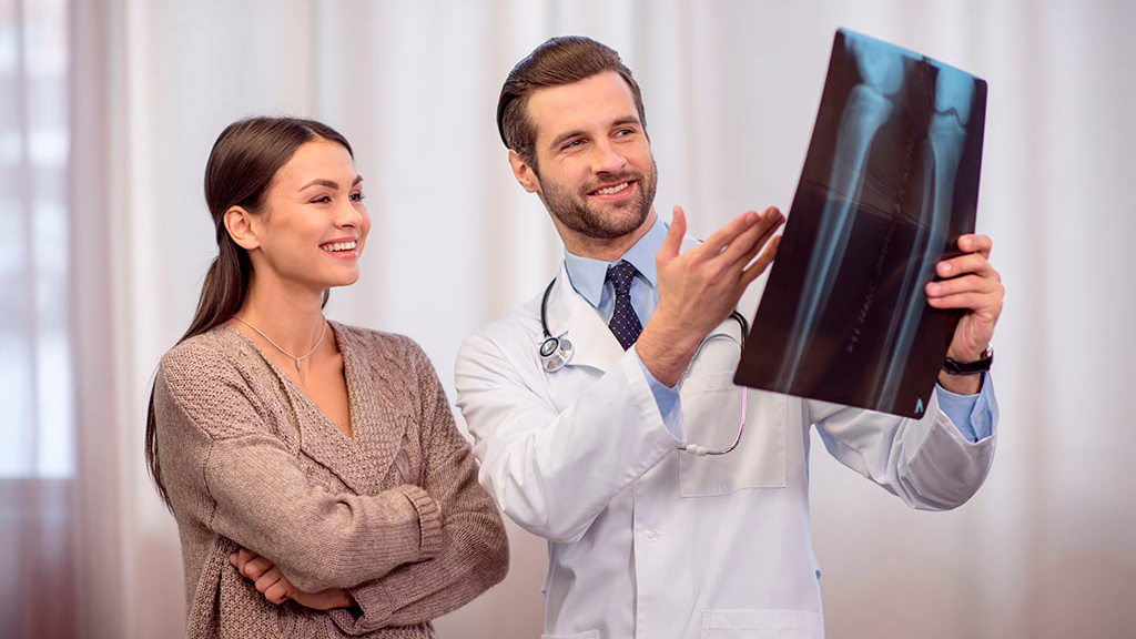 Parecía que invitábamos a que nos hicieran chistes, pero el otro día los traumatólogos usamos un FONENDOSCOPIO en quirófano. Este clavo “crece” gracias a un motor en su interior, y tras implantarlo, antes de cerrar, hay que escuchar si funciona bien.