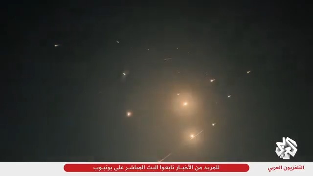 "إسرائيل تحتمي بالمواطنين في حربها ضد #إيران".. كاميرا التلفزيون العربي توثق إطلاق صاروخ اعتراضي من وسط مباني سكنية في تل أبيب تابعوا حساب التلفزيون العربي👇